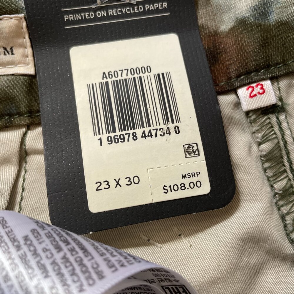 Firm. Levi Strauss / Levi's SIZE 23 X 30 Moss Green Camo Womens Cargo Pants 2023 - Picture 14 of 14